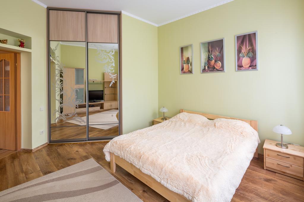 Rynok Square 5 Зі Світлом! Apartment Lviv Bagian luar foto